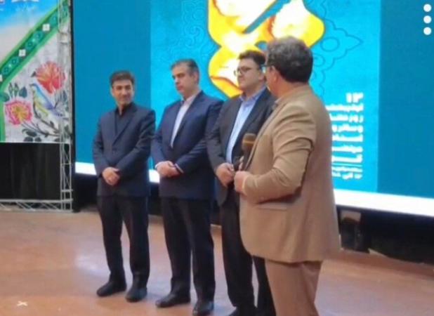 ادای احترام استاندار مرکزی به اولین معلم زندگی؛ مادر