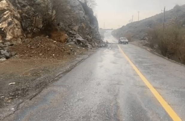 کوه در ورودی بخش جغین رودان ریزش کرد