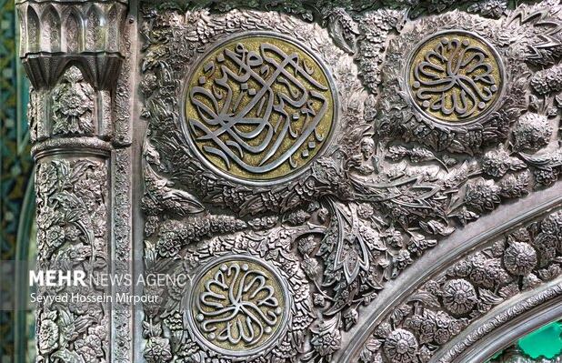 ضریح مطهر رضوی در آستانه میلاد امام رضا (ع) شست‌وشو و پرداخت شد
