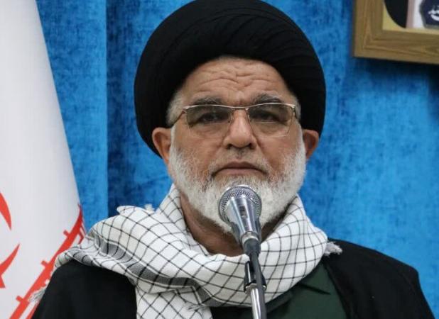 امام جمعه دهلران با لباس پاسداری در نماز جمعه حضور پیدا کرد