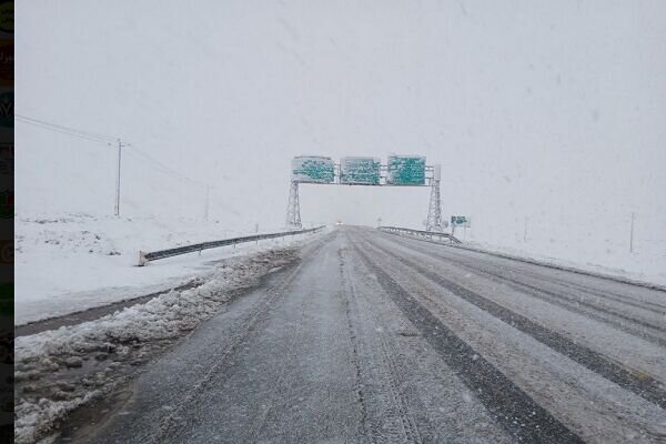 بارش برف در گردنه‌های چهارمحال‌وبختیاری