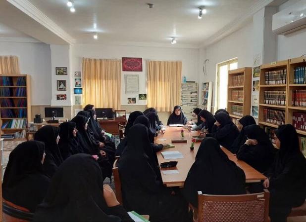 حوزه‌های علمیه باید باب گفتمان را برای مردم باز کنند
