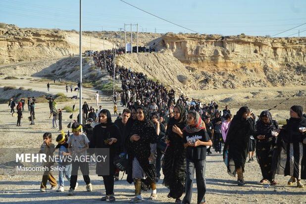 دسته بزرگ پیاده روی فاطمیه و اقامه نماز  باران در بندرعباس