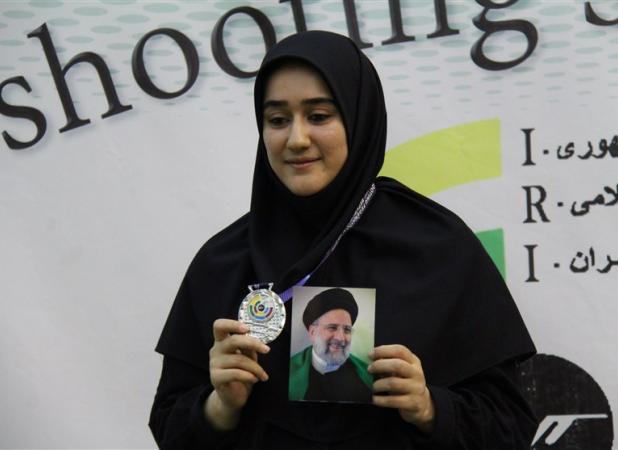 ماجرای حضور بانوی تیرانداز با عکس شهید رئیسی بر سکوی نایب قهرمانی
