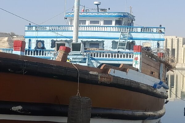 توقیف یک فروند شناور حامل ۴۰۱ هزار لیتر سوخت قاچاق در آب‌های خلیج فارس