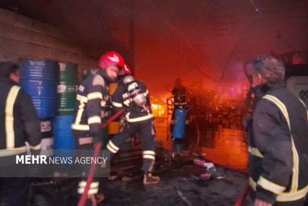 آتش‌نشانی: سوله ۱۶۰۰ متری تولید مبلمان طعمه حریق شد