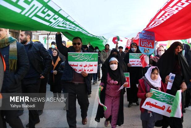 آغاز جشن انقلاب؛ کرمانشاهیان در مسیر راهپیمایی