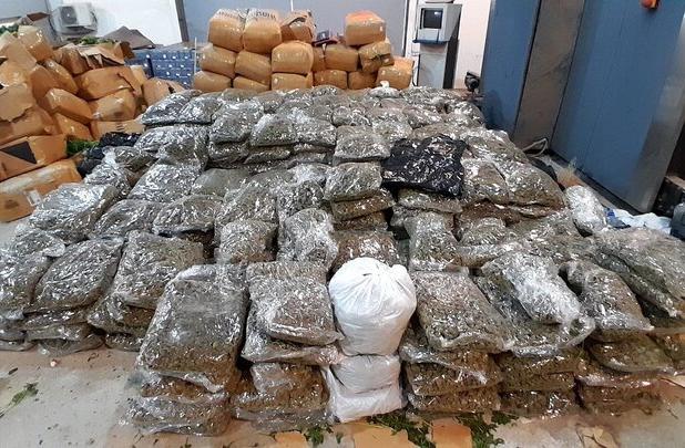 تصاویری از کشف مواد مخدر در بار سبزی توسط ماموران گمرک آستارا