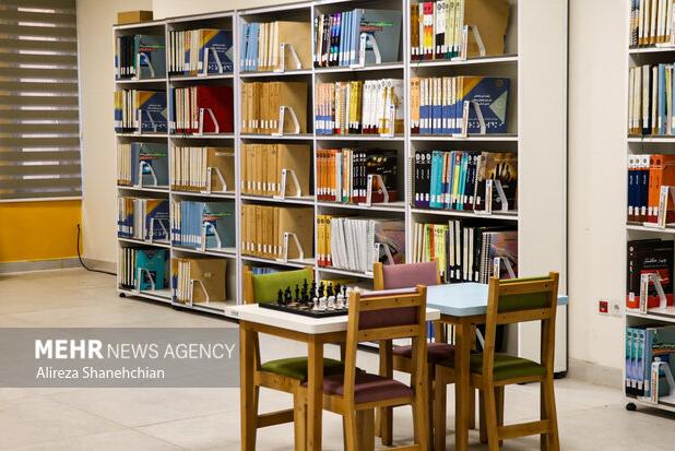 اهدای ۱۸۸ نسخه کتاب شهرداری قرچک به کتابخانه‌های عمومی