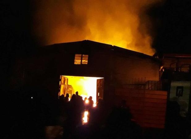آتش‌سوزی یک واحد تولیدی در ساوه  ۳ نفر را راهی بیمارستان کرد