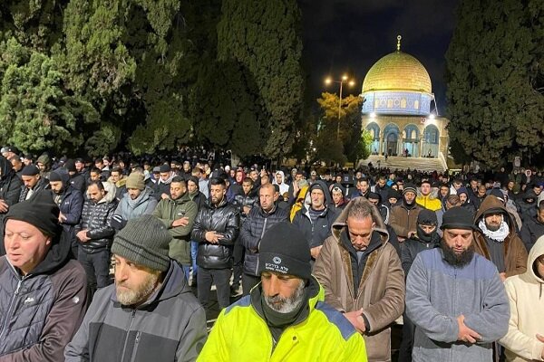 حضور ده‌ها هزار فلسطینی در مسجد الاقصی بی‌توجه به تهدیدات تل‌آویو