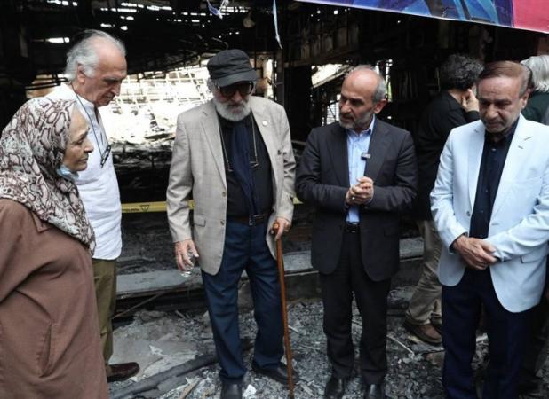دیدار هنرمندان پیشکسوت با جبلی در ساختمان شیشه‌ای شیشه‌ای