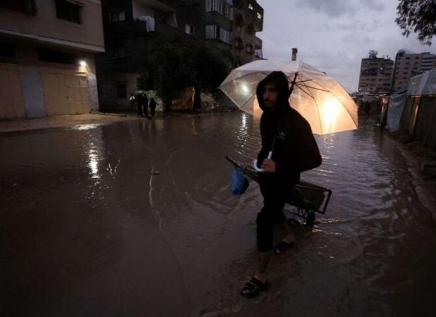 زمستان سخت غزه؛ چادرها در سیلاب فرو می‌روند