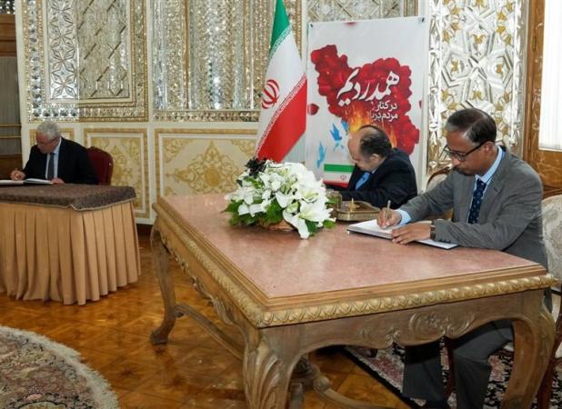سفرای خارجی دفتر یادبود حادثه بندر شهید رجائی را امضا کردند