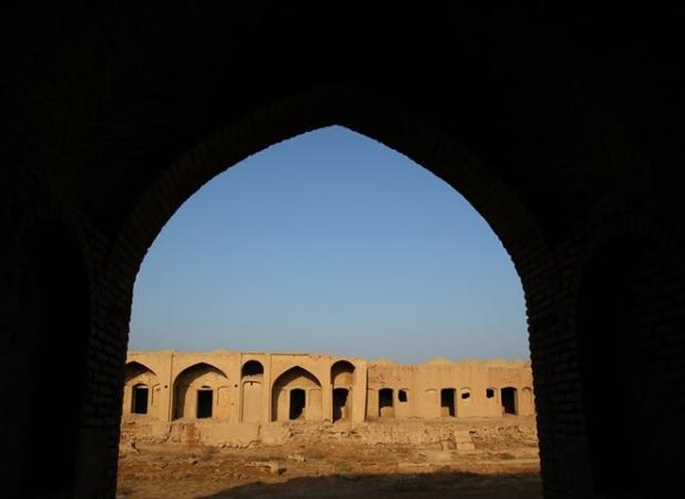 مرمت مجموعه تاریخی کاروانسرای البرز قم در مرحله تثبیت و بازسازی است