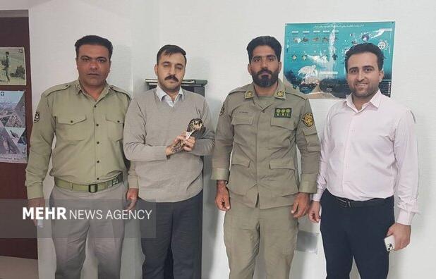 تحویل پرنده شکاری تحت حمایت به محیط زیست بوشهر
