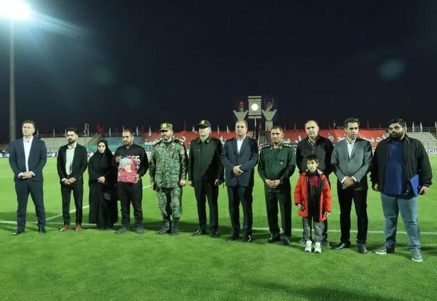 گرامیداشت یاد و خاطره شهدای دانش‌آموز در حاشیه دیدار تراکتور و پرسپولیس