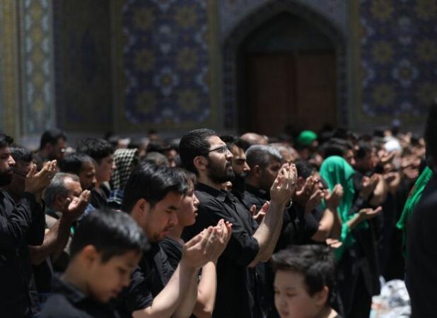 اقامه نماز ظهر عاشورا در صحن و سرای بارگاه منور ثامن الائمه(ع)