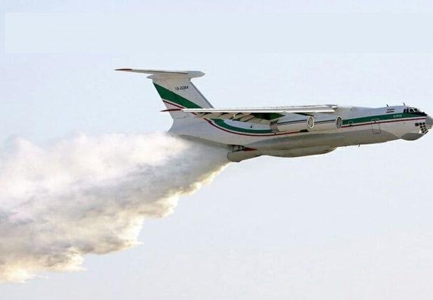 هواپیمای آب‌پاش سپاه آماده پرواز بر فراز ارتفاعات هماگ