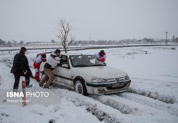 امدادرسانی هلال‌ احمر چهارمحال و بختیاری به ۲۰۸ گرفتار در برف و کولاک