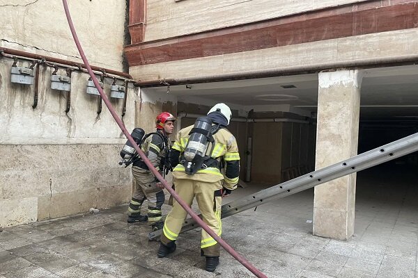 وقوع آتش‌سوزی در یک کارگاه کفاشی و نجات دو کارگر + فیلم