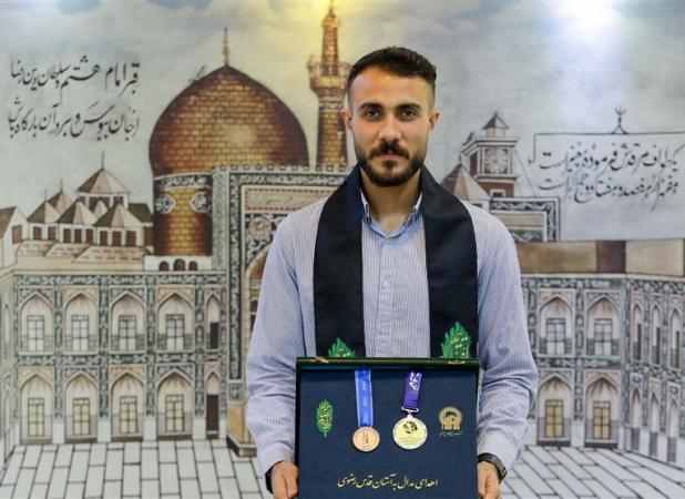 اهدای مدال قهرمانی ملی‌پوش فوتبال ساحلی به موزه آستان قدس