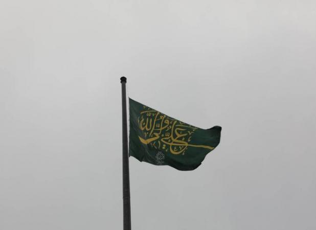 اهتزاز ابر پرچم علی ولی‌الله (ع) در بزرگراه امام علی