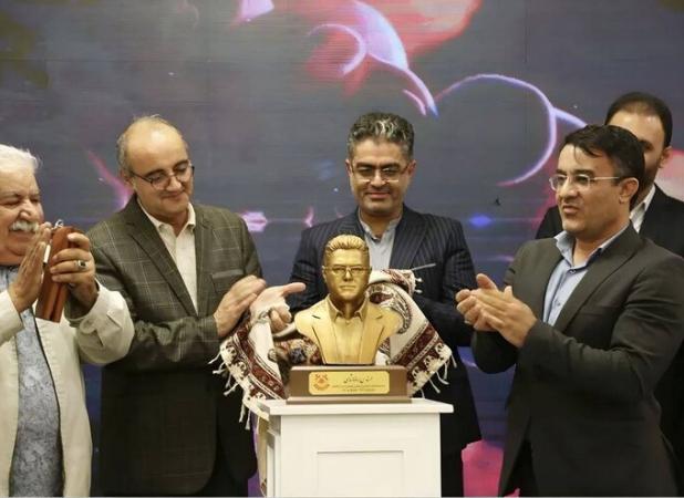 رونمایی مدیرعامل از سردیس خود؛ اقدام بحث‌برانگیز درمراسم روز کارگر اهر