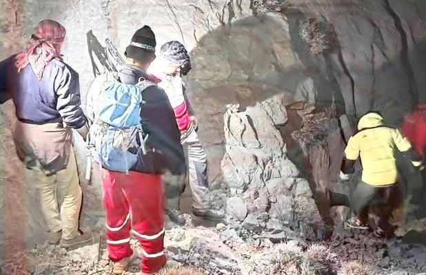 عشقی: نجات دو فرد گرفتار در ارتفاعات پیر نارکی مهریز پس از ۲۶ ساعت