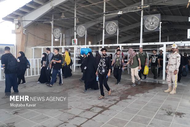 ادامه روند بازگشت زوار از مرز مهران به داخل کشور+فیلم