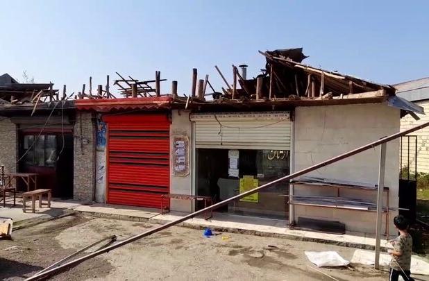 تندباد در شالده شفت سقف خانه‌ها را برد