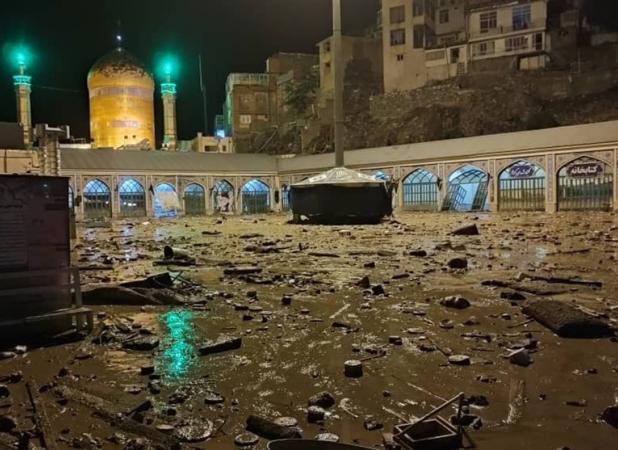 تعدادی از خودروها زیر گل‌ولای ناشی از سیل هستند