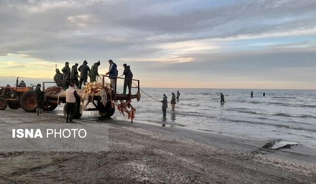 اینجا پدران برای آرزوهای فرزندان خود دل به دریا می‌زنند