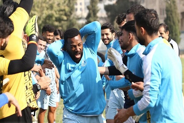 بازگشت نازون به تمرینات استقلال/ آبی‌ها آماده دیدار با الوصل شدند