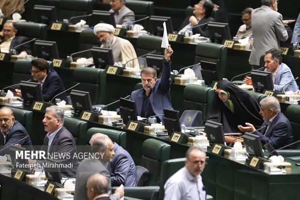 تعطیلی پنج‌شنبه‌ها و کاهش ساعت کاری مجددا در مجلس‌ تصویب شد