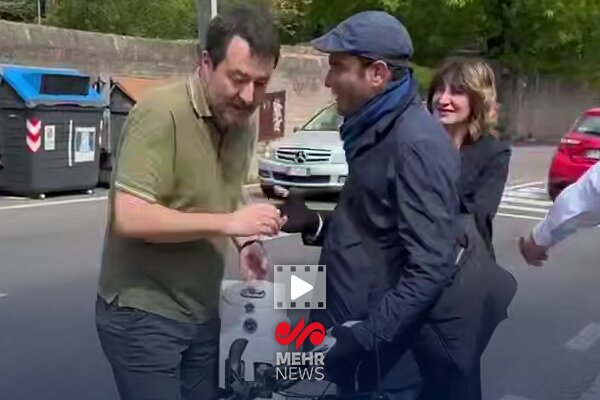 حضور سیاستمدار ایتالیایی با شلوارک در برابر محل مذاکرات