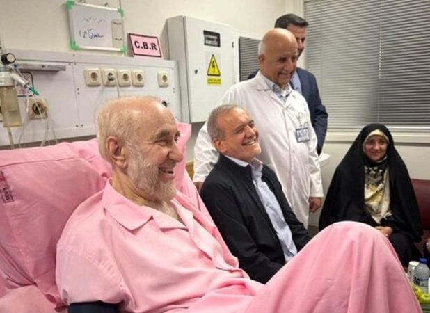 خاتمی با یک هدیه خاص در بیمارستان سورپرایز شد