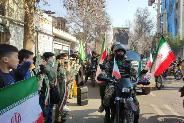 کاروان نمادین ورود امام خمینی(ره) در ورامین برگزار شد