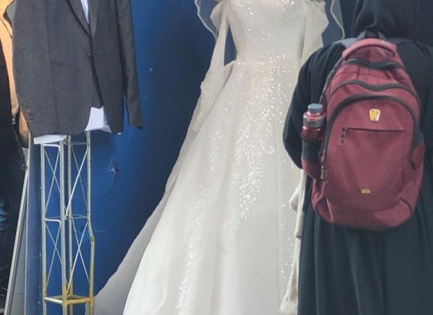 نمایش عجیب لباس عروس و داماد در یک دانشگاه!