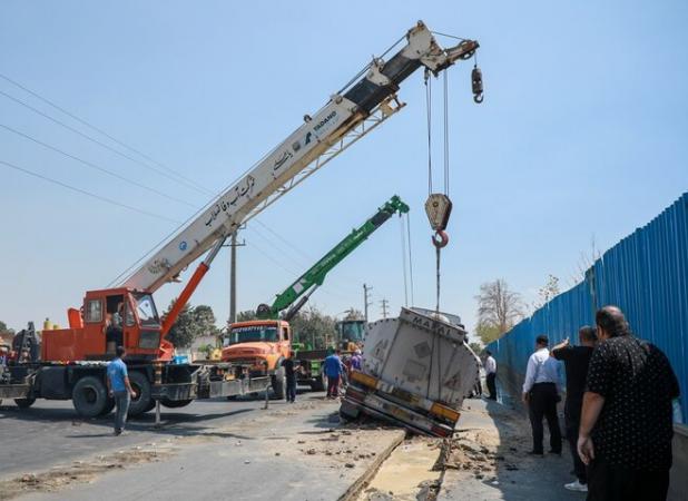 فرورفتن کامیون بر اثر فرونشست زمین در کاشان