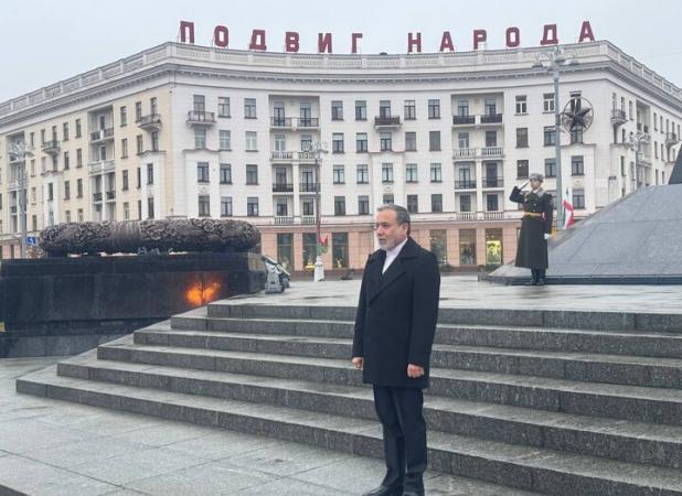 اهدای تاج گل در میدان پیروزی بلاروس به یاد کشته شدگان جنگ جهانی دوم