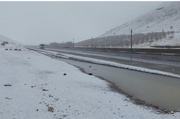 بارش برف در آذربایجان غربی ادامه دارد؛ مه آلودگی محورهای ارتباطی