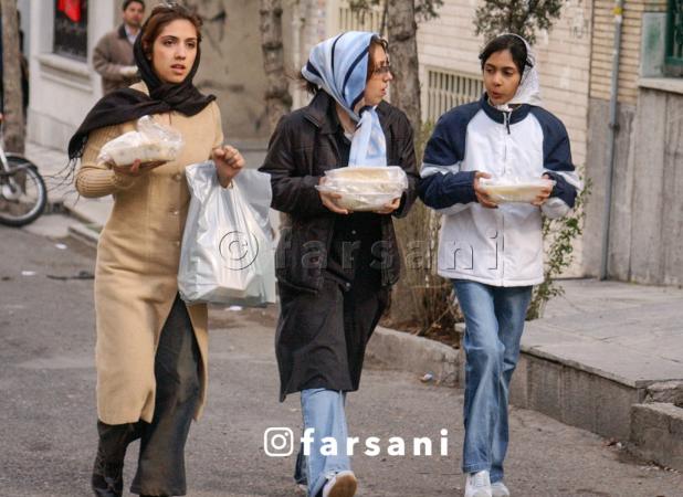 یادگاری از دهه ۸۰؛ تصویری از نذری گرفتن سه دختر جوان