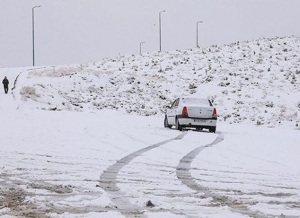 آغاز بارش برف در برخی محورهای کوهستانی گیلان؛ رانندگان زنجیر چرخ استفاده کنند