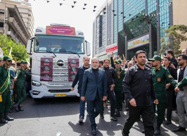 حرکت عراقچی در جلوی کامیون حامل پیکر شهدا