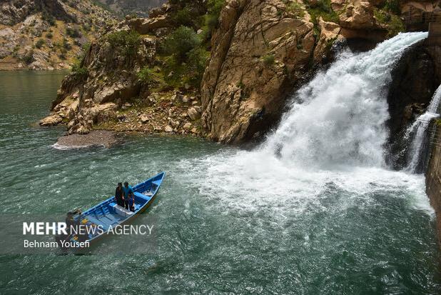 نجات گردشگران از غرق‌شدن قایق غیرمجاز در چشمه بل؛ هشدار دادستان پاوه