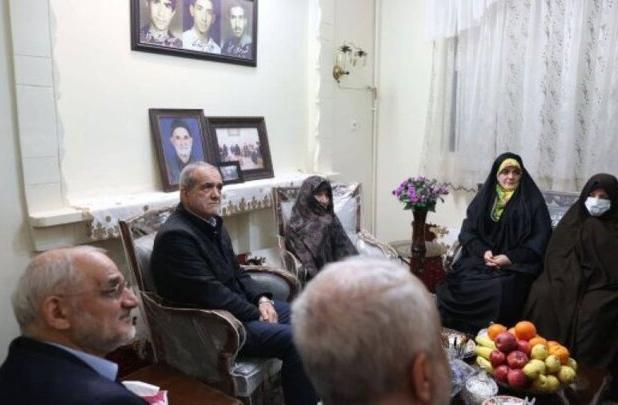 دیدار پزشکیان با خانواده معظم شهدا؛ مادران و همسران شهدا مصداق بارز «صبراً جمیلاً» هستند