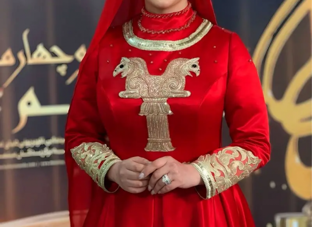 لباس متفاوت و خاص همسر امید معلم در جشن حافظ