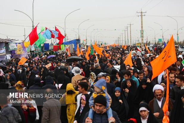 شادپیمایی ۷ کیلومتری قمی ها از حرم تا جمکران در روز عید غدیر