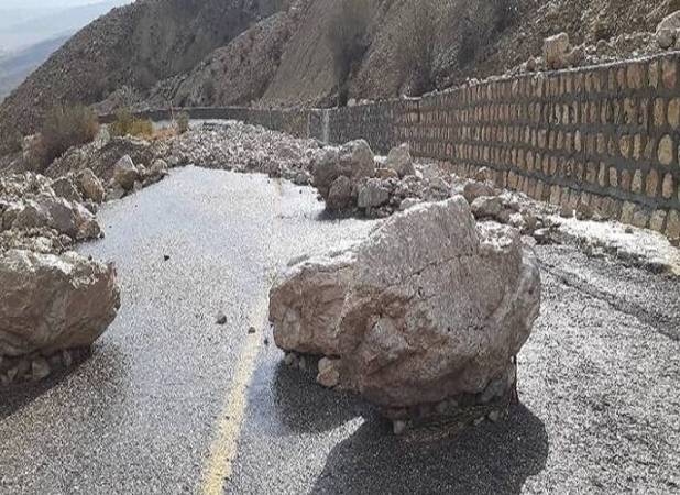 خطر ریزش سنگ و سقوط بهمن در راه های کوهستانی مازندران 